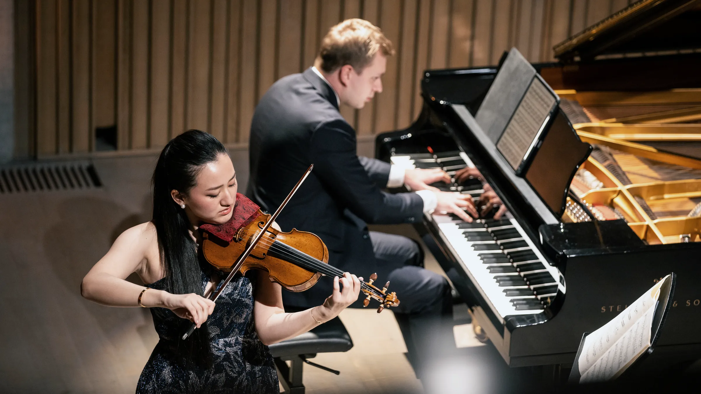 Een violiste en een pianist aan de vleugel tijdens een kamermuziekconcert