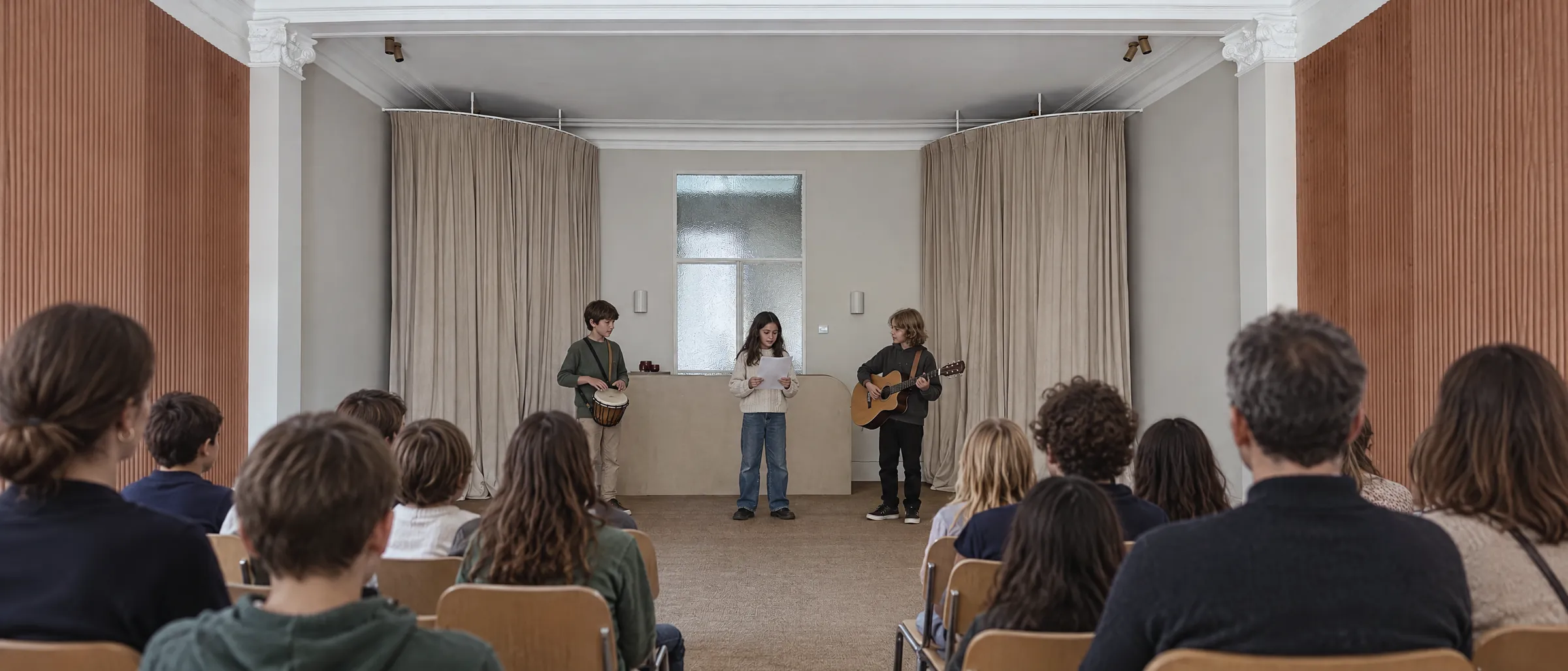 Kinderen brengen een kleine muziek- en theatervoorstelling in de salon voor een publiek van kinderen en ouders
